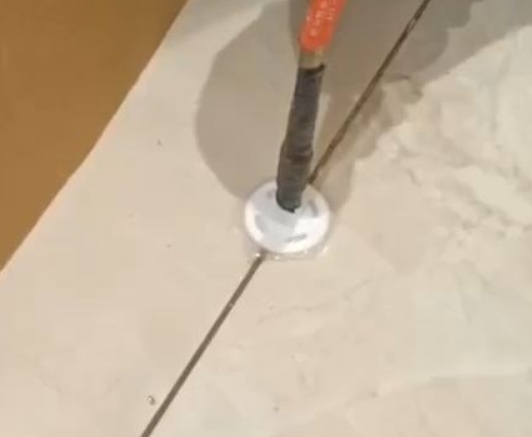 临沧市瓷砖空鼓维修公司专业解答瓷砖在铺贴过程中，如果没有涂抹均匀到位的粘结材料（如水泥砂浆或瓷砖胶），可能会导致以下问题