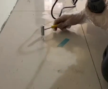 临沧市瓷砖开裂维修公司专业分享瓷砖在铺贴前如果没有沥干水分，将会导致以下问题